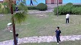 男子吐槽女生打球没眼看