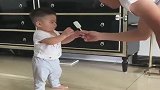 宝贝第一次迈步，居然是因为看上了爸爸的冰棒，真是妥妥的小吃货