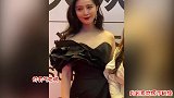 范冰冰港风造型出席华鼎奖，大波浪配复古红唇，不惧寒风笑容甜美