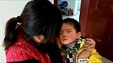 妈妈去了天堂，孩子一直想妈妈，姥姥只好抱着孩子一起哭