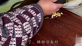 象拔蚌煮酸菜鱼的新吃法，汤白肉嫩，酸辣鲜爽，邻居大叫：太香拉