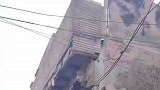 猴子抓着男子的东西不放，男子拿来食物引诱