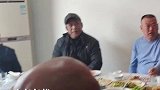 姐姐订婚，弟弟主动去给男方长辈敬酒