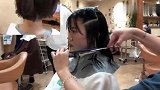 妹子头发天生自然卷不烫不染想改变，发型师：我已经尽力了
