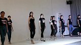 500斤女模特走秀，扔掉外套的一瞬间，全场观众为之沸腾了！