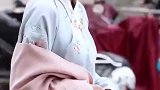 街拍穿汉服的小姐姐，她笑容甜美，俨然就是一个大家闺秀