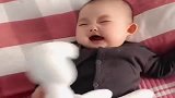 宝宝不想躺在床上，挣扎着让妈妈抱，实在太可爱了！
