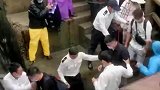 船员们利用木板，让乘客们上船