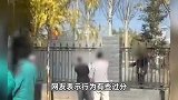 大爷隔栅栏卖红薯，遭学校工作人员拿灭火器驱赶：来一次我喷一次