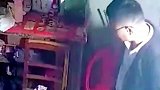男子望着躺床上的母亲内心煎熬不舍！