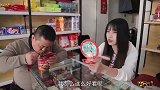 经典搞笑：小伙超市买泡面一桶十块，机智小伙用石头结账