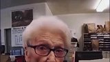 100岁老妇生日当天被警察“铐走”