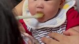 六个月萌娃第一次吃苹果泥