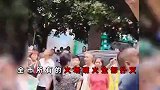 重庆市民自发欢送灭火英雄：西瓜饮料一顿猛塞，女孩冲上前“强吻”消防员