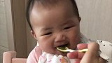 小宝宝吃辅食，一脸思考人生的表情看一次笑一次，太逗了！