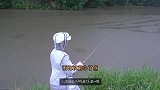 太拼了，暴雨天气下海钓鱼，你会这么疯狂吗