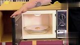 帮大哥热披萨，打开微波炉披萨剩一小块儿，美女傻了