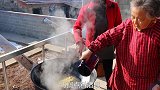 东北大妈做特色菜鸭子炖酸菜，汤鲜味美，越嚼越香看饿了