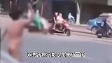 男子街头撞多车后裸奔，一路骂骂咧咧挥舞手臂，边走边脱一丝不挂