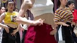 舞蹈房新来的领舞小姐姐，身材和舞姿没得说，但是性感是亮点