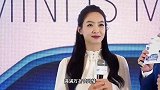 宋茜身穿繁花复古上衣，配上双马尾造型亮相，酷帅又可爱