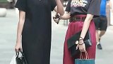 街拍小姐姐针织连衣裙搭配贝雷帽出街，网友做女人挺好！