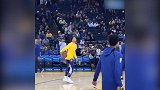 库里再次上演天秀时刻 高抛地板反弹球轻松入框
