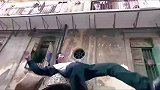 我家：妹妹当街被混混欺负，下秒姐姐霸气出场，直接一打五