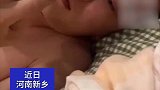 男子边玩手机边喂奶，女子见状拍视频打算告状