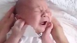 小家伙不停哭叫，妈妈上前一下就止住了，真是母子连心啊