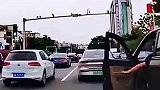 开着车门变道，太狂了吧