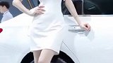 肤白貌美的车模小姐姐，白色短裙配上高跟鞋，美不美你们说了算