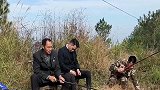 一家人在河边垂钓，弟弟伸手找哥哥的事情，哥哥的反应有延迟！