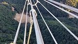 在几百米的高空上玩滑梯，这不是一般的刺激啊