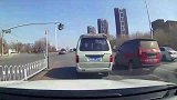 行车记录仪等红绿灯也能遇到不靠谱的司机，不带这么碰瓷的