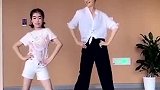 左小青和女儿跳《无价之姐》，网友：长腿基因遗传得明明白白