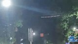 老人轮椅无法通过隔离桩，小伙主动下车帮老人抬电动轮椅