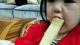 小宝贝吃甘蔗的样子，真的超级可爱