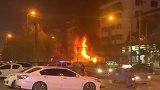 山东菏泽一商铺起火蔓延整栋楼 目击者：多辆汽车被火引燃