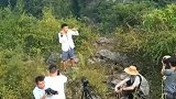 这些人站在悬崖边干嘛呢？