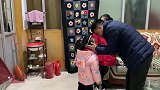 倔媳妇给公婆磕头拜年，一声爹娘叫的真甜，公爹高兴得包个大红包