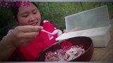 胖妹做酸辣鸡杂，酸豆角酸萝卜下锅爆炒，奶奶：是不是有小小洋啦