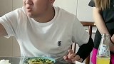 这服务员的服务态度是真不错啊……搞笑视频 美食探店