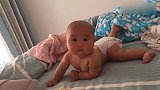 小宝宝这是学习飞翔的姿势吗，被发现后一脸无辜的看着妈妈