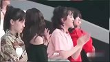 这位小姐姐一来, 蔡徐坤就坐不住了