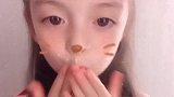 萌娃的脸就像一只小花猫，真的好可爱呀