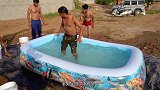 男子用300斤食用盐，在家还原死海泳池，结果大开眼界！
