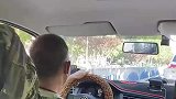 司机在后座放坐垫，乘客直呼有点硌屁股