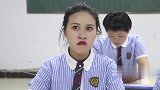 老师给学生排值日表打扫卫生，学生一招让老师一起打扫