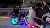男女深夜骑车兜风，一辆摩托竟能改成五颜六色的